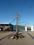 Kunstwerk bij de cruise tour pier in Cairns