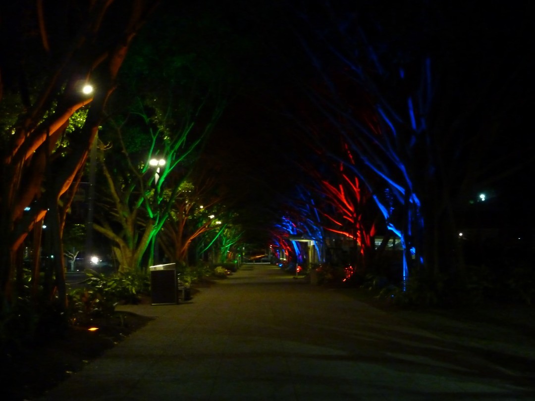 De Esplanada in Cairns in de avond.