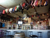 De pub in Daly Waters. Petjes etc.