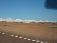 Zo ziet Coober Pedy eruit vanaf een 25 km afstand