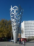 Een kunstwerk op het plein voor die kathedral