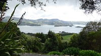 Zicht vanaf Larnachs Castle op de baai bij Dunedin