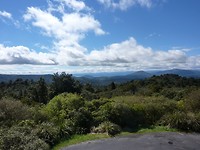 Zicht vanaf Waituhi Lookout met op de achtergrond Lake Taupo