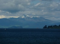 Vanuit Taupo over het meer heen naar het Westen zicht op Mount Ruapehu