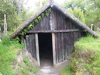 Buried Village. Een replica dat laat zien hoe ver de huizen onder de as lagen.