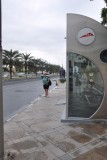Fatima wacht op de bus naar Burj al Arab.