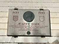 Plakaat van Jeanne d’Arc op kerk in Lettrée