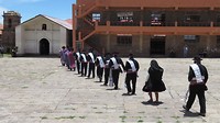 naar de kerk (Taquile-eiland)