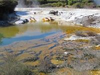 mineraalafzetting bij een bijna kokende poel