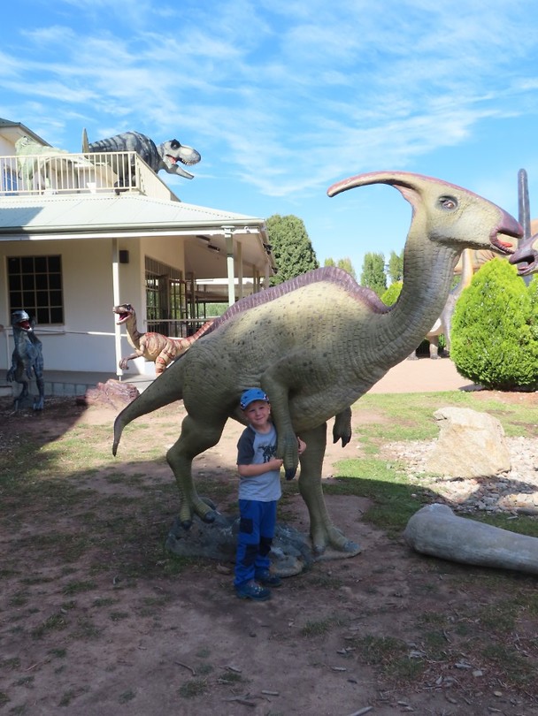hand in hand met de parasaurolophus