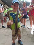 kleine held met een python om zijn nek