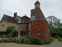 voormalig hophuis, nu shop in Bateman's
