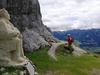Beeld van een dichter uit Steiermark, goede vriend van de bouwer van het vredeskerkje