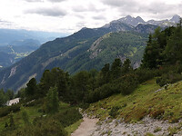 in de verte de besbeeuwde toppen van de Dachstein