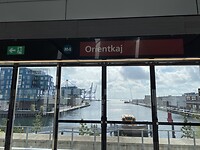 Zicht op zee vanuit het metrostation waar wij steeds vertrekken