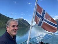 Op de ferry naar het staafkerkje