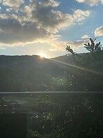 De zon gaat onder achter de berg tegenover ons huisje
