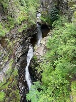 De kloof waar de waterval 45 meter naar beneden valt
