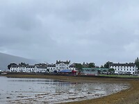 Zicht op Inveraray vanuit de kasteeltuin