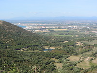 De baai van Rosés, in de verte de Pyreneeën