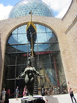Imposante ingang museum in Figueres