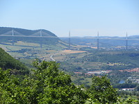In de verte viaduct van Millau, hoogste van de wereld
