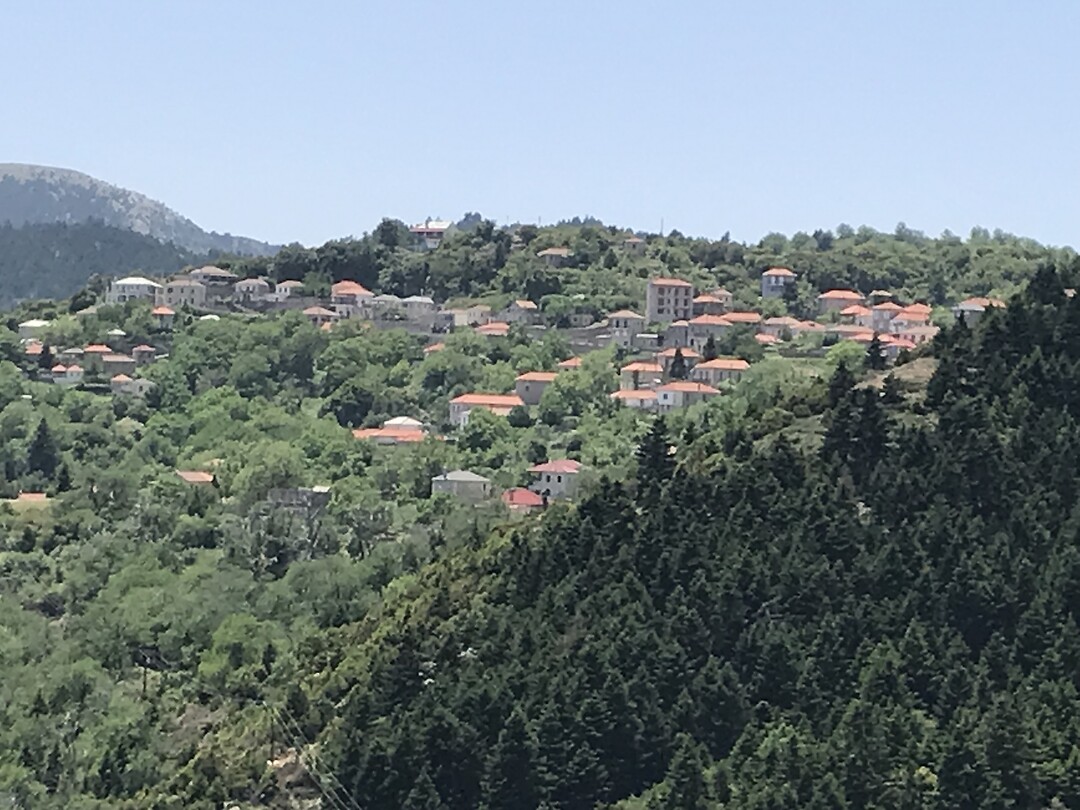 Mooi bergdorp door het Tygetosgebergte