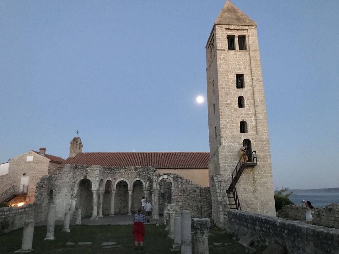 Kerk met ruïne ernaast