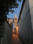 Toren vanuit een smal straatje.