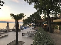 Terras bij zwembad