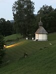Kerkje naast het huis