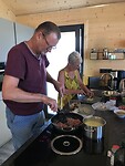 Karin snijdt en Paul kookt
