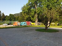 een kleurige camperplaats