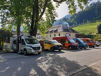 Vijf camperbusjes op een rij