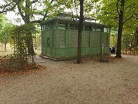 Keizerlijk toiletgebouw achter in de tuin