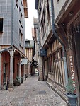 Nauwe straatjes met heel veel vakwerkhuizen.