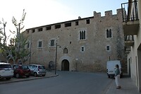 Front van het klooster