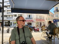 Koffie tegenover de Vichy-winkel