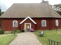 Het kerkgebouw met het houten dak