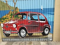 Wat zou er achter deze garagedeur staan