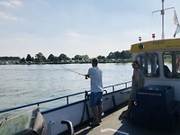 Hengelen op de veerpont