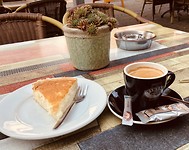 Limburgse lekkernij met een bak Tiktak koffie