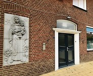 Huis met ornament naast de voordeur