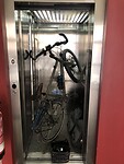 Fiets in lift naar appartement