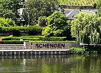 Bij de grens