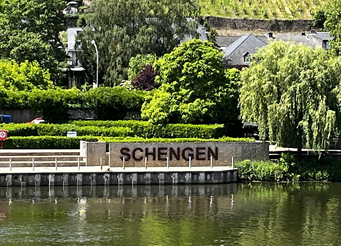 Bij de grens