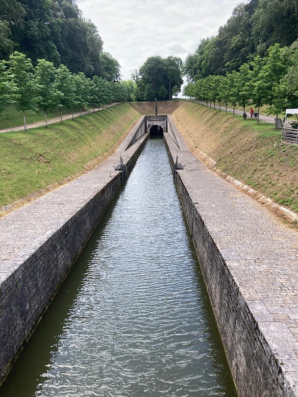Boot tunnel