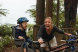 (2) Met mama, dus gek doen..