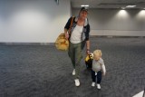 (0) Aan de hand van papa op Sydney Airport