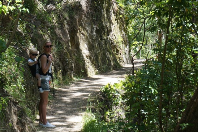 (2) mama en Pepijn wandelend A. Tasman Park